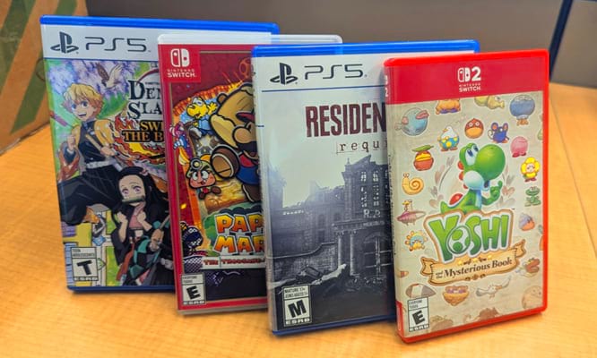 Dos juegos de Nintendo Switch y dos juegos de Playstation 5 exhibidos de pie. Los títulos son: Demon Slayer, Paper Mario, Resident Evil y Yoshi.