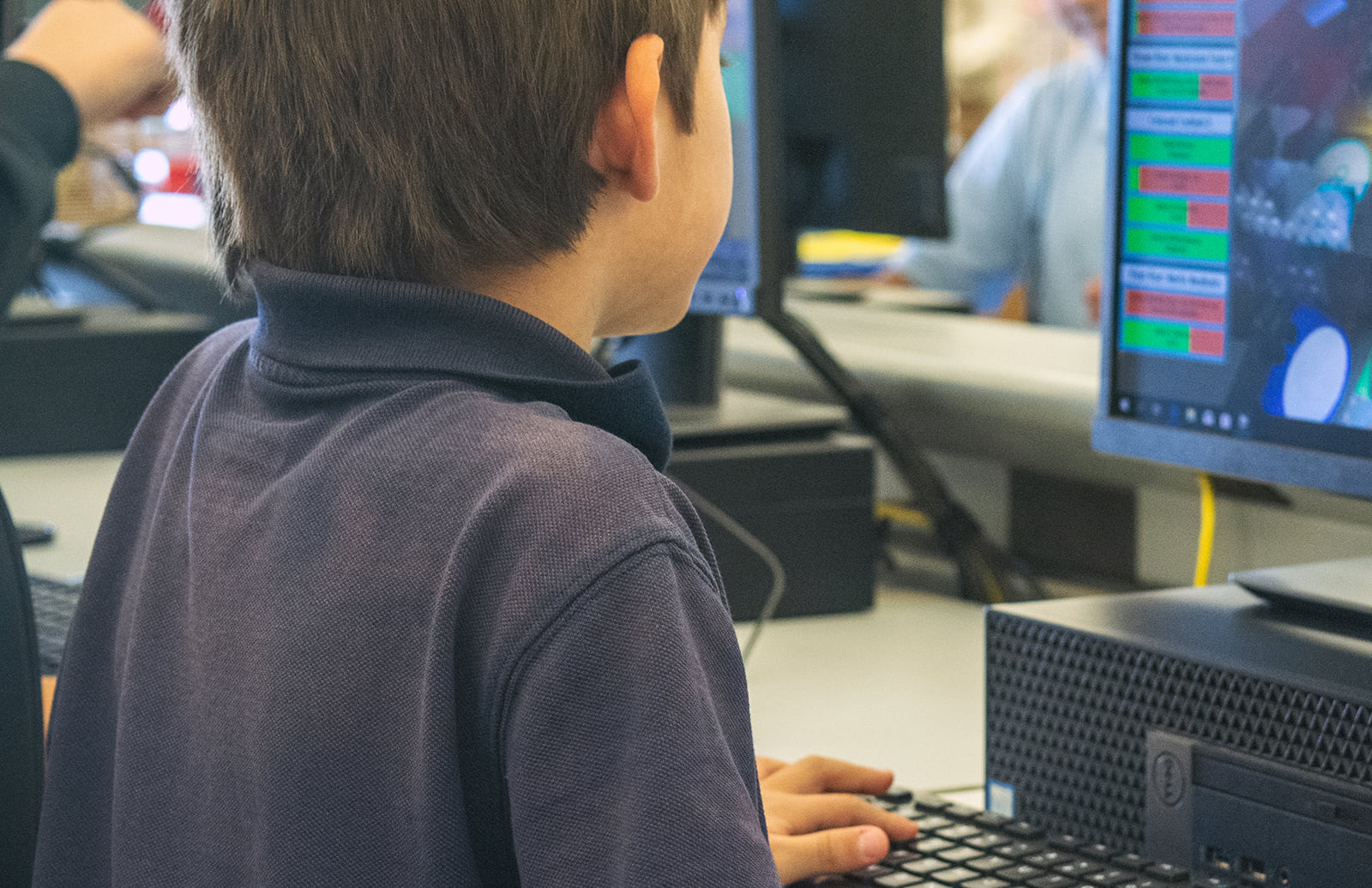 Fotografía de un niño usando la computadora