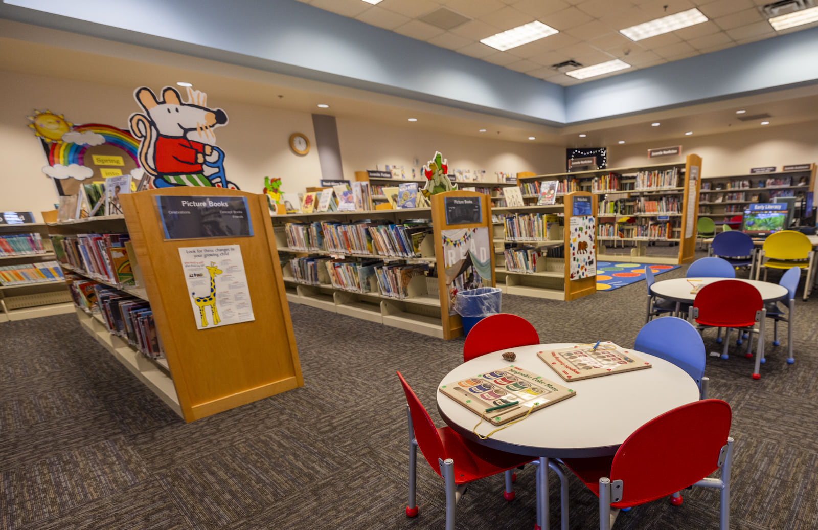 Photo of the kids area’s tables and shelves
